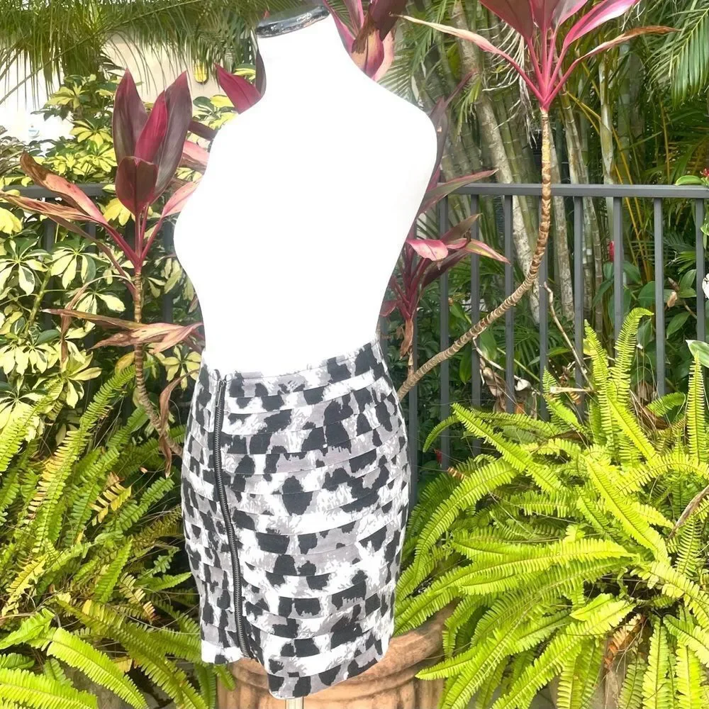 🍍3/$15🍍 G by Guess Zippered Leopard Mini Skirt